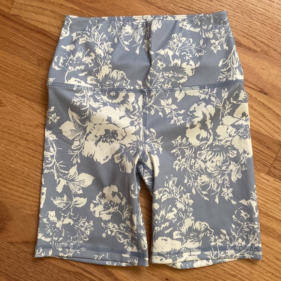 Authentic Reformation Ecomove High Rise 7" Bike Short in Porcelain | Worn Once - Picture 2 of 7